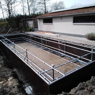 Aufbau einer SwimLane Poolanlage, die im Boden eingelassen wird